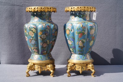 Une paire de vases en &eacute;maux cloisonn&eacute;s aux montures en bronze dor&eacute;, Chine, 19&egrave;me